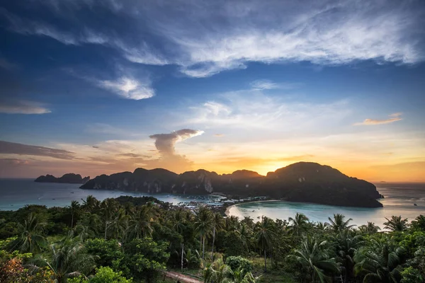 Punto di vista dell'isola di Phi Phi all'ora del tramonto, Krabi, Thailandia — Foto Stock