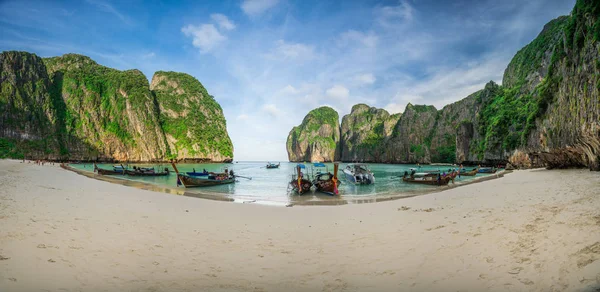 Tekne park hizmeti kalabalık turist için uzun iz