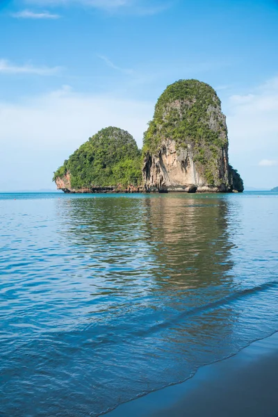 kireçtaşı kayalıklarla denizin üzerinde durmak 