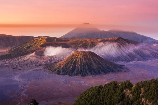 Mount Bromo alacakaranlık gökyüzü gündoğumu zaman sis doğa manzara ile 