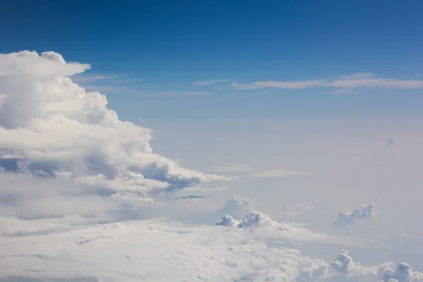 구름 푸른 하늘 위에 배경 — 스톡 사진