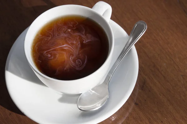 Una taza de café negro y leche en la mesa de madera . — Foto de Stock