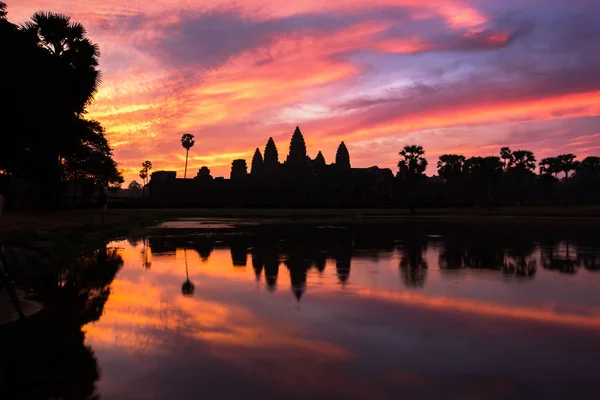 Angkor Wat templo no nascer do sol dramático — Fotografia de Stock