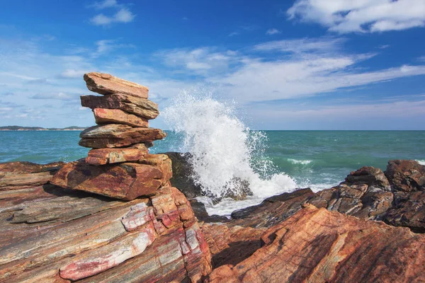 taş yığını istikrarlı ve dalga sıçrama arka plan üzerinde