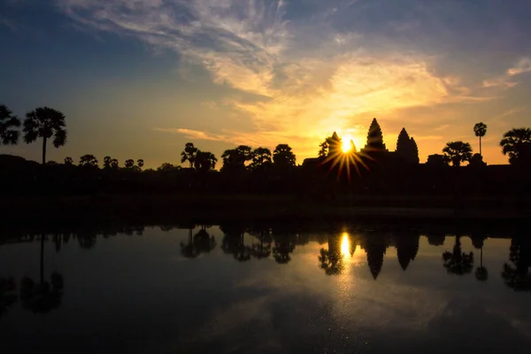 Angkor Wat tempel op dramatische zonsopgang sunburst — Stockfoto