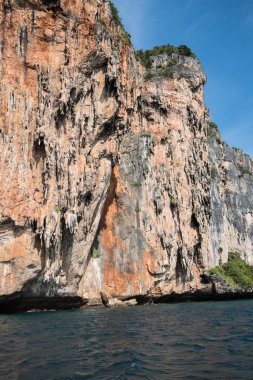 kireçtaşı kayalıklarla Phi Phi Island çevresinde