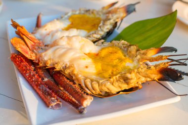 Baharatlı deniz ürünleri sos ile nehir dev karides ızgara.