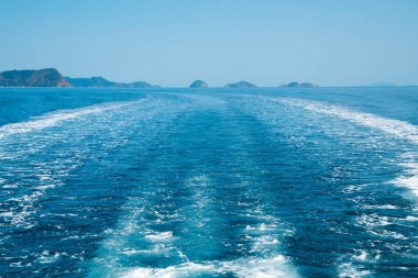 Su akışını sürat teknesinin arkasında görüntüle 