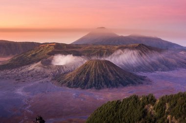 Mount Bromo alacakaranlık gökyüzü gündoğumu zaman sis doğa manzara ile 