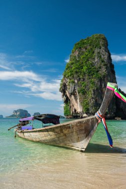 Renkli uzun kuyruk tekneler güzel Ao Nang Beach bir backgro üzerinde
