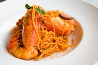 Spagetti Tom Yam Goong dev nehir karides ile