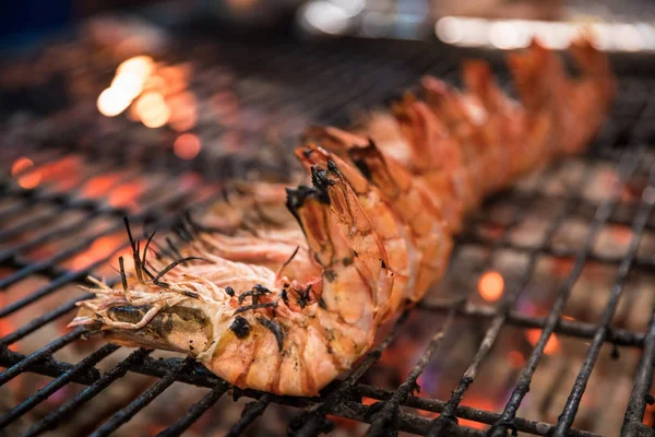 Grilled prawns on flaming grill. — Stock Photo, Image