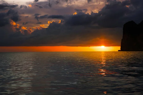 Bewolkte dramatische hemel boven de zee — Stockfoto