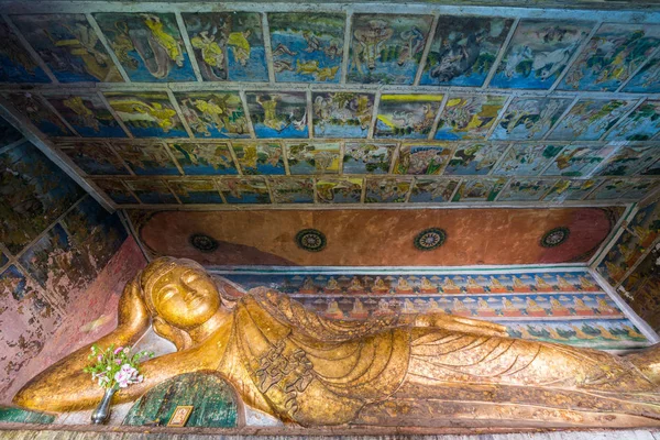 Boeddha beeld op Pho Win Taung grot in Monywa — Stockfoto