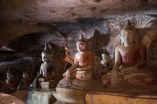 Boeddha beeld op Pho Win Taung grot in Monywa — Stockfoto