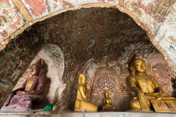 Buddha-Bild in der pho win taung Höhle in Monywa — Stockfoto