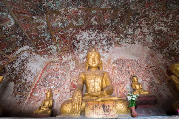 Buddha-Bild in der pho win taung Höhle in Monywa — Stockfoto