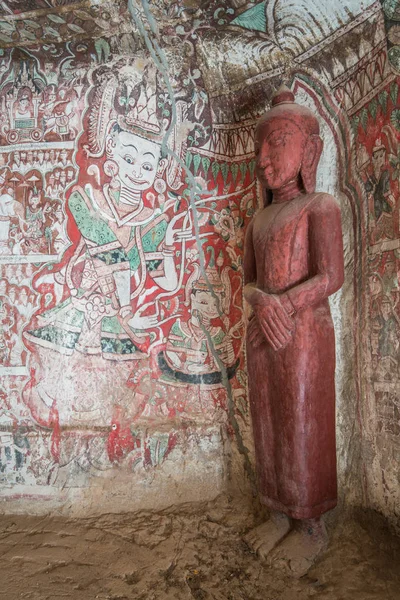 在卧佛寺赢山洞穴中孟佛像 — 图库照片