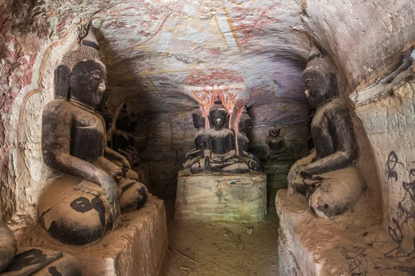 モンユワのフォー勝利キンプン洞窟で仏像 — ストック写真