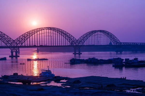 イラワジ川に沈む夕日の Yadanarbon 橋 — ストック写真