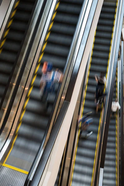 yürüyen merdiven kişi movemont ile bulanıklık yüksek açı görünümünden