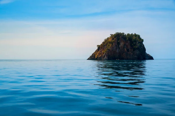 Ön som fristående på lugna våg över havet — Stockfoto