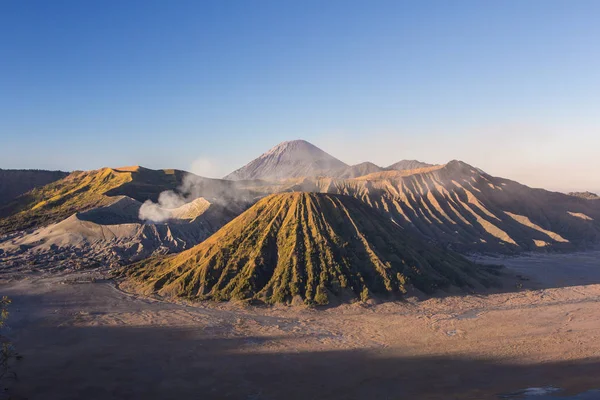 Monte Bromo cielo azul día tiempo naturaleza paisaje fondo — Foto de Stock