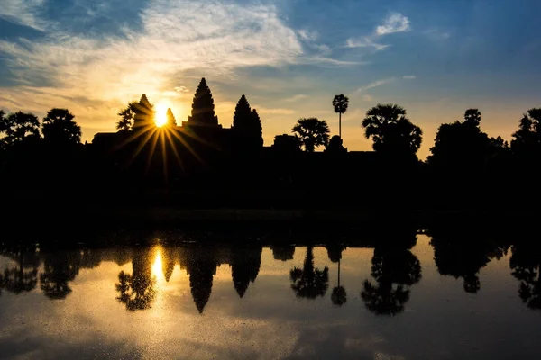 Angkor Wat templo ao nascer do sol dramático — Fotografia de Stock