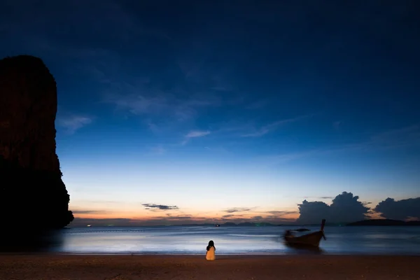 La gente si siede sulla spiaggia rilassandosi al tramonto — Foto Stock