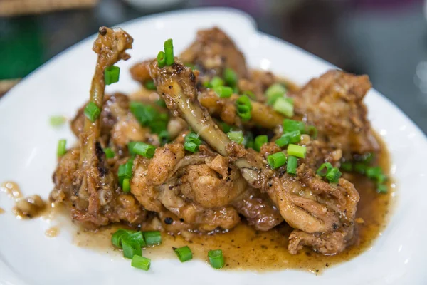 Kavrulmuş Dana tavuk sosu surve plaka üzerinde