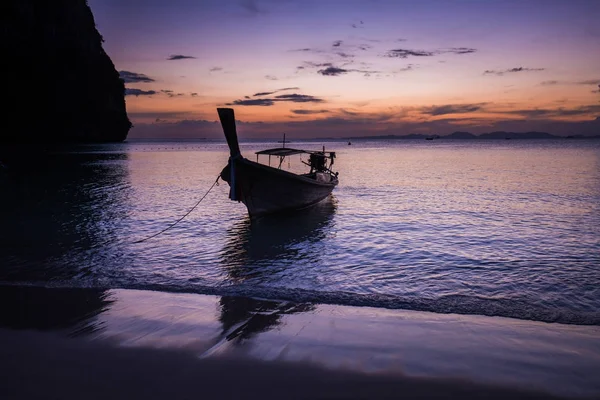 Piccola barca al mare delle Andamane al tramonto — Foto Stock