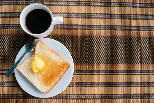 Mesa servida para café da manhã com torrada, café e manteiga na mesa — Fotografia de Stock