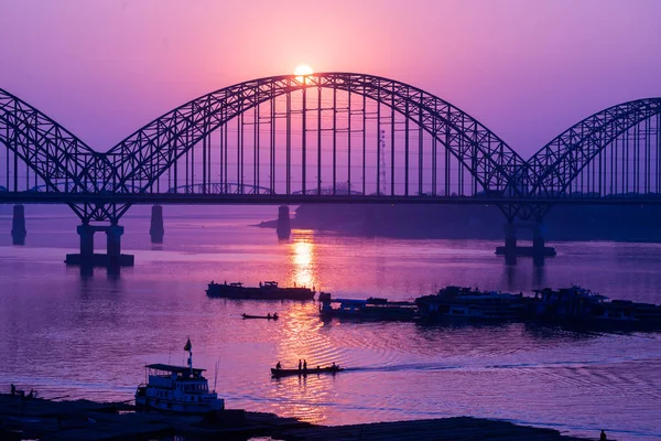 イラワジ川に沈む夕日の Yadanarbon 橋 — ストック写真