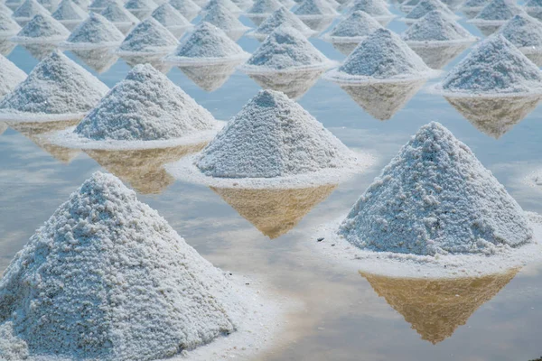 Haufen von Meersalz in ursprünglichen Salzprodukten Bauernhof — Stockfoto
