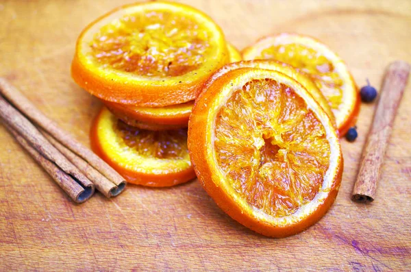 Kanderad frukt från apelsinskivor, kanel pinnar och väldoftande — Stockfoto
