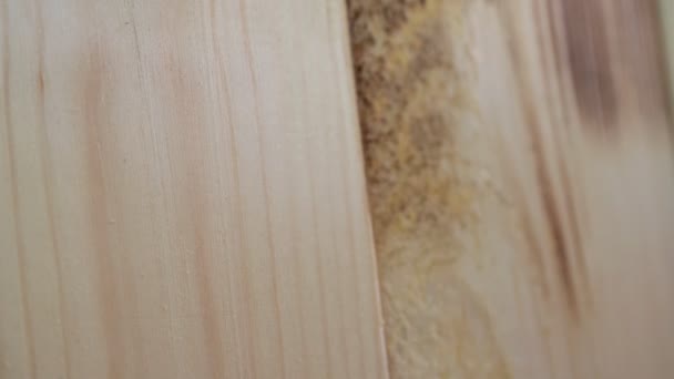 Brosser le bois avec un brûleur. Gros plan 