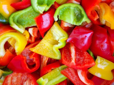 Yemek konsepti. Tasarım için arka plan. Çok renkli doğranmış biber.