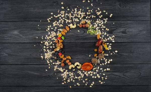 Granola. Farinha de aveia espalhada em círculo, frutos secos, nozes, rais — Fotografia de Stock