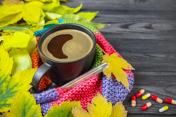 Herfst stilleven: Een kopje hete koffie en een thermometer verpakt — Stockfoto