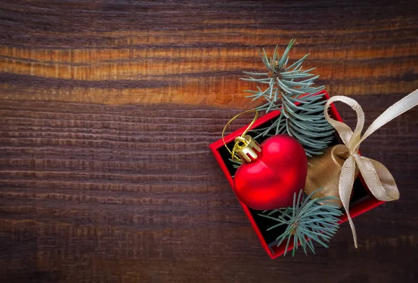 Fundo de Natal: caixa de presente vermelho com um brinquedo de Natal — Fotografia de Stock