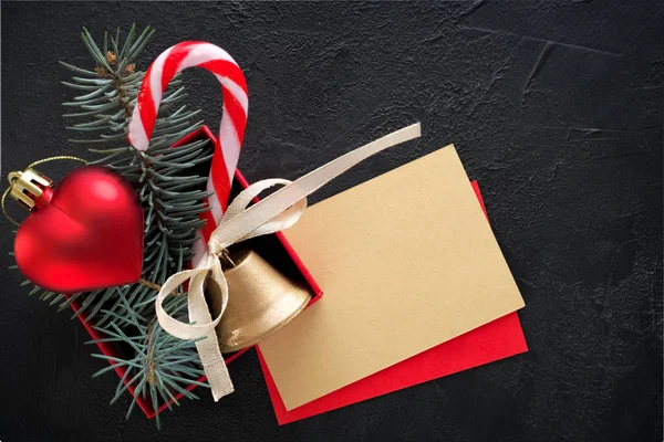 Fondo de Navidad: caja de regalo roja con un juguete de Navidad —  Fotos de Stock