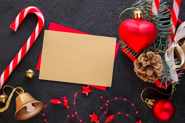 Caja de regalo roja con un juguete de Navidad en forma de corazón —  Fotos de Stock