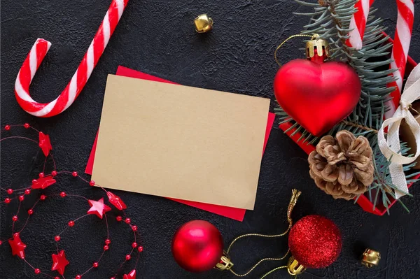 Κόκκινο κουτί δώρου με ένα χριστουγεννιάτικο παιχνίδι σε σχήμα καρδιάς, ελάτη — Φωτογραφία Αρχείου