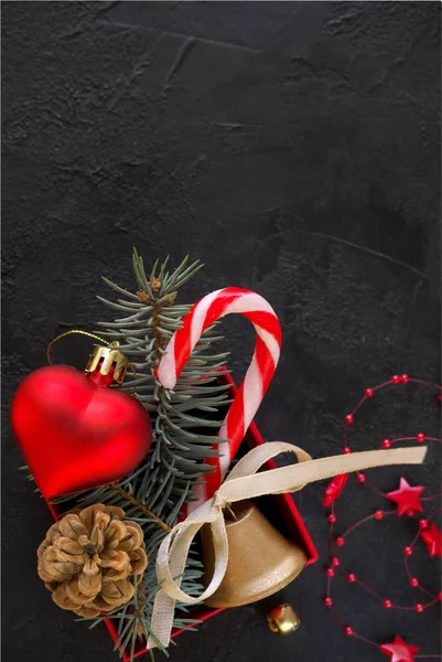 Caja de regalo roja con un juguete de Navidad en forma de corazón, abeto —  Fotos de Stock