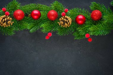 Noel arkaplanı köknar dallarından bir çelenk