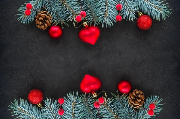 Рождественский фон: зеленые елки, красные игрушки — стоковое фото