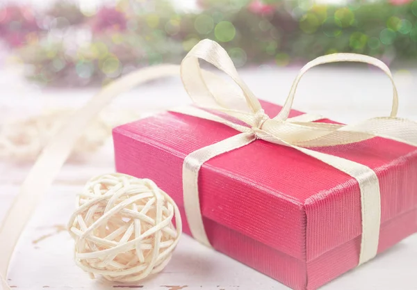 Kerst achtergrond, met rode geschenkdoos, op bokeh achtergrond. — Stockfoto