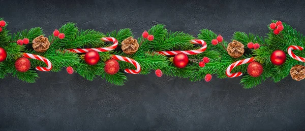 Elemento de Navidad: una guirnalda de sus ramas verdes abeto —  Fotos de Stock