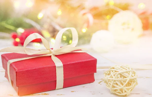 Χριστουγεννιάτικο φόντο, με κόκκινο κουτί δώρου και λυγαριά λευκή μπάλα, — Φωτογραφία Αρχείου