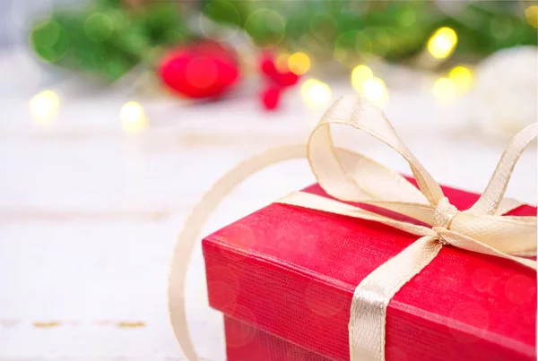 Fundo de Natal, com caixa de presente vermelho e bola branca de vime , — Fotografia de Stock